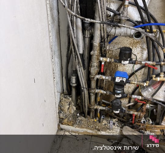 צנרת וכלים לתיקון אינסטלציה על רצפה
